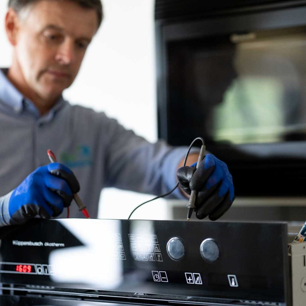 Elektrohersteller Dokter Elektro voert een herstelling uit bij een particulier. Met meetapparatuur gaat Marc Leyre na welk onderdeel het defect in de inbouwoven veroorzaakt.