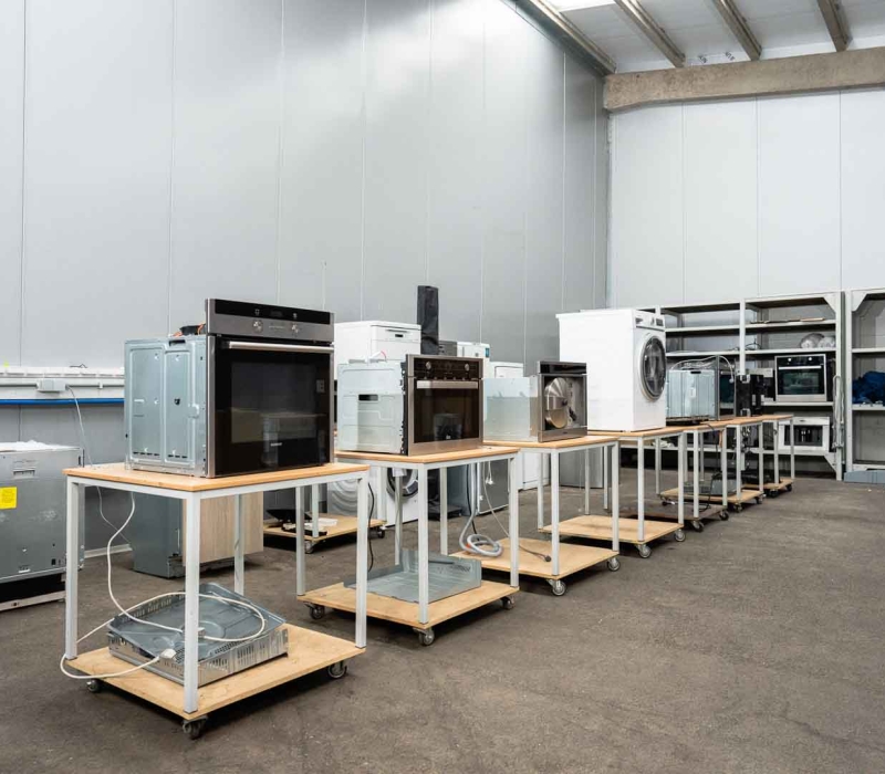 In de werkplaats van elektrohersteller Dokter Elektro in Mariakerke bij Gent staan tientallen elektrische toestellen. Witgoed, ovens en kookplaten