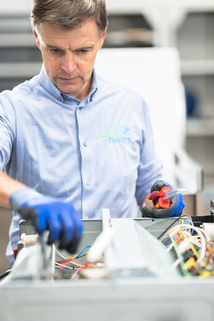 Elektrohersteller en zaakvoerder Marc Leyre aan het werk in zijn atelier.