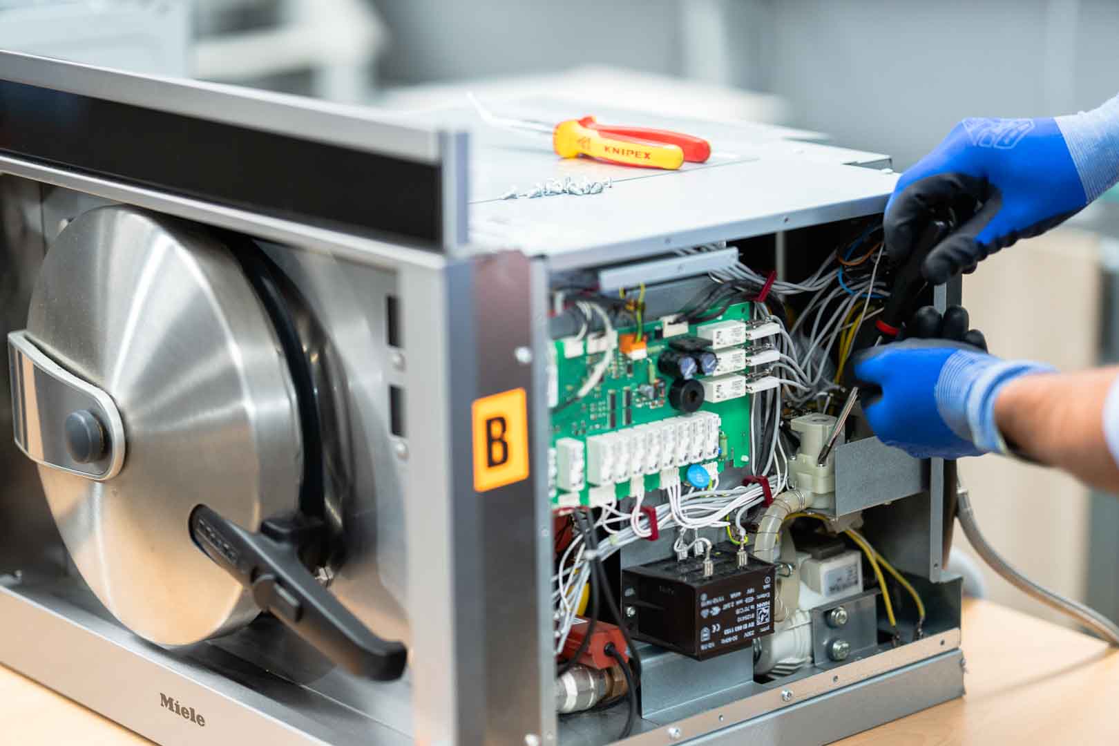 Dokter Elektro is een erkend hersteller van elektrische apparaten en witgoed. Marc Leyre is dokter Elektro en samen met zijn collega Jan herstellen ze elektrische apparatuur in Oost- en West-vlaanderen.